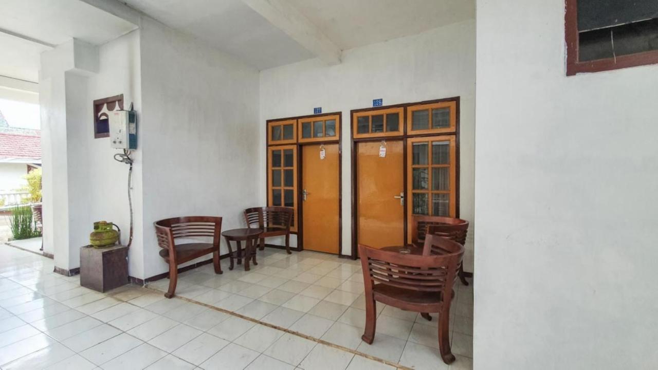 Hotel Reddoorz At Pujon Malang Batu  Esterno foto